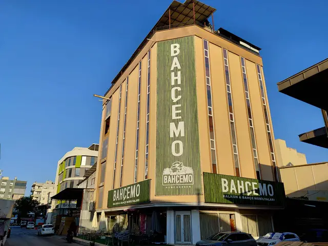 Showroom binasının Antalya şehir görünümü