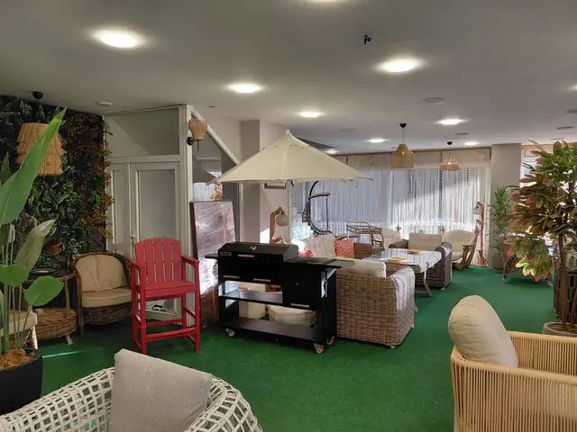 Showroom içindeki bahçe mobilyası koleksiyonları