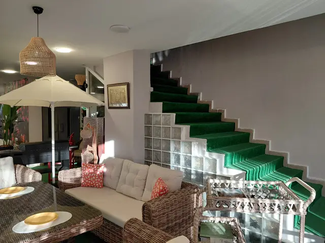 Antalya Bahçe Premium oturma grupları showroom katı