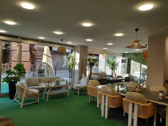 Showroom içindeki masa ve sandalye takımları