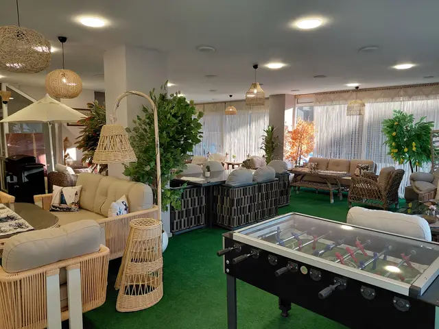 Showroom iç mekânından geniş görünüm