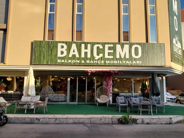 Antalya Bahçe mağaza önü